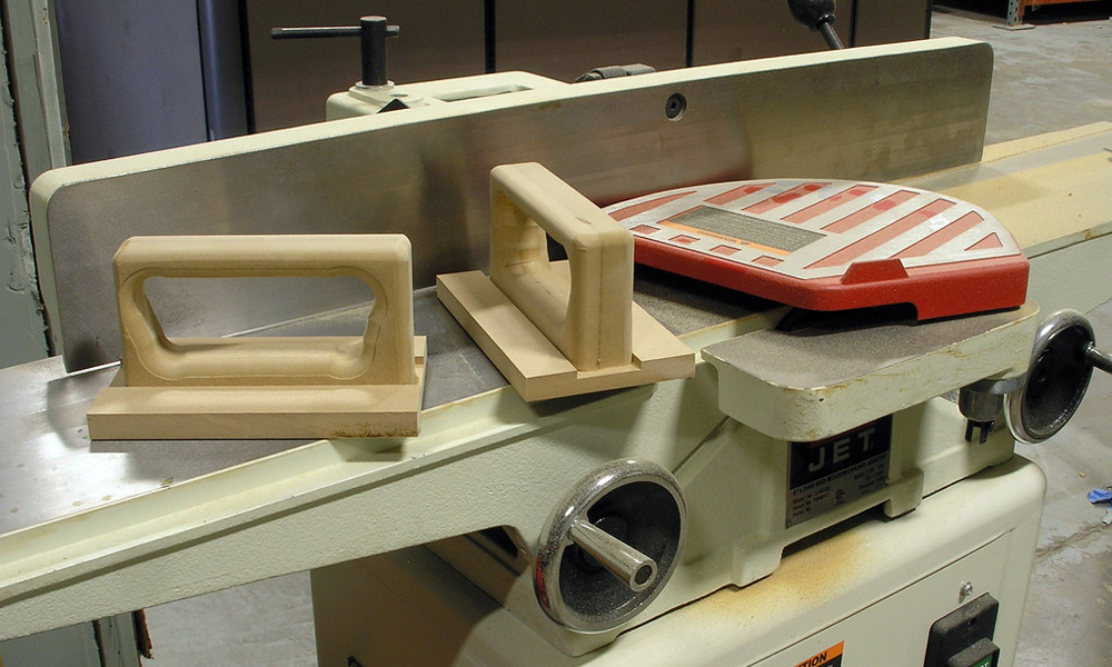 close up of a benchtop jointer
